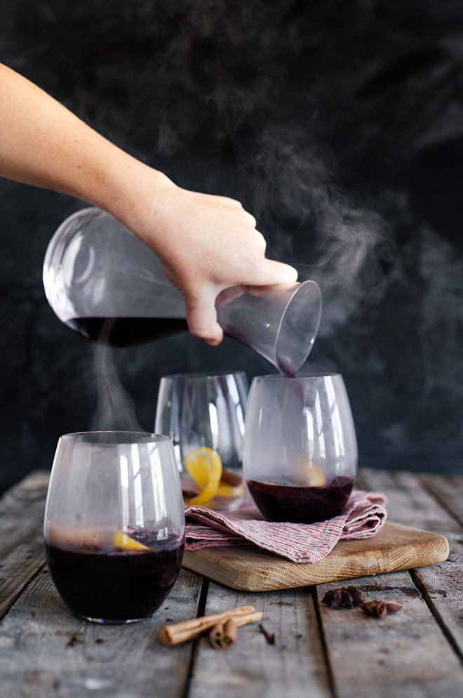 Star-anise-cinnamon-and-orange-mulled-wine-pouring