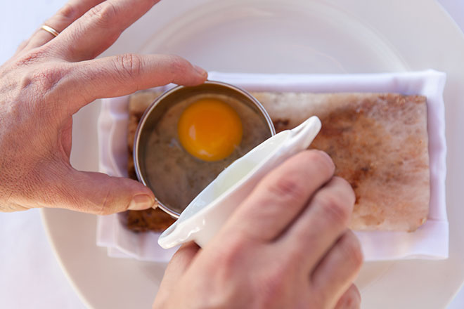 Salt-slab-egg-cooking