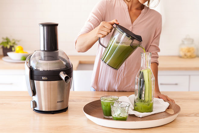 pouring-green-juice