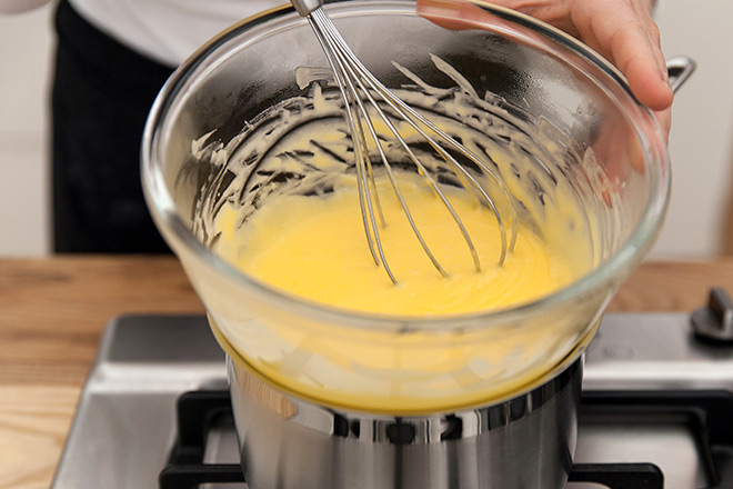 making-hollandaise-sauce