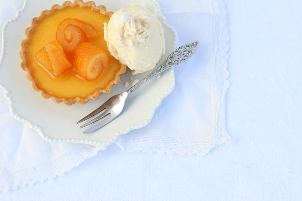 Lemon tarts with lemongrass and ginger cordial