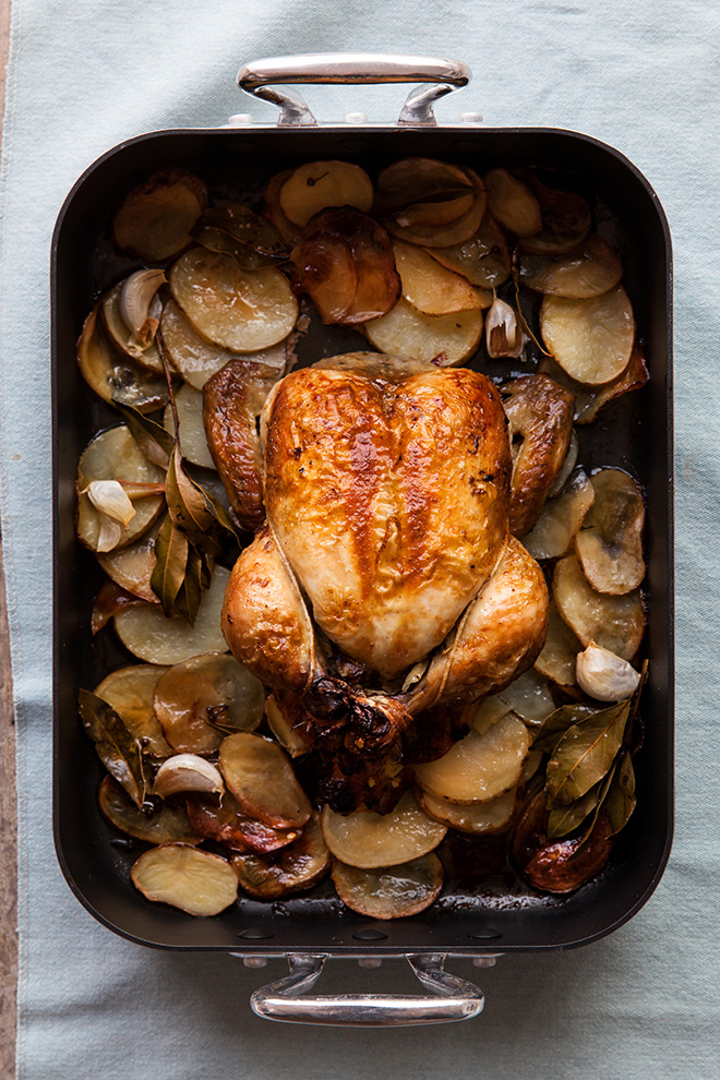 Roasting and baking tray.