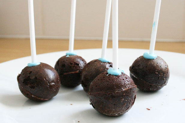 Cake Pops Recipe Using Silicone Mould - Lightly grease your silicone ...