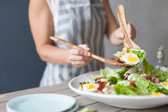 Ceasar-salad-dishing-up