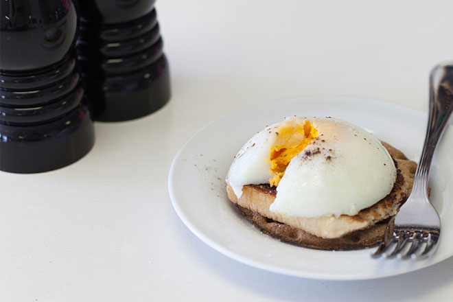 Poaching eggs online in silicone cups