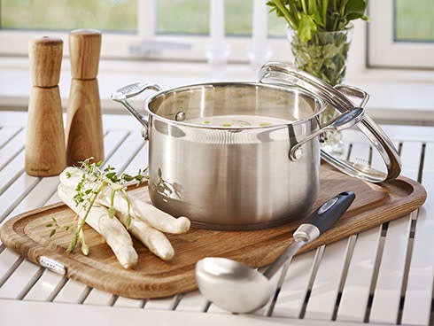 https://res.cloudinary.com/yuppiechef/image/upload/w_490/v1/pagebuilder/1751/YC--Scanpan-Impact-Cookware-Set-5-Piece-Callout-4x3