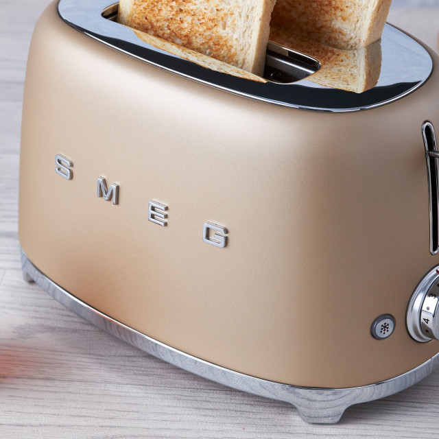 Smeg Retro 2 Slice Toaster - Matt Champagne close up