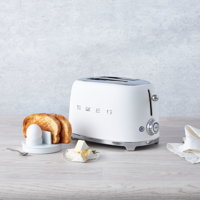 Smeg Retro 2 Slice Toaster - Matt White in use
