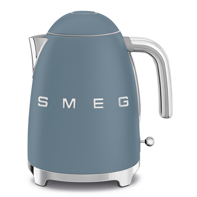 Smeg Retro Cordless Kettle, 1.7L - Storm Blue Matt angle