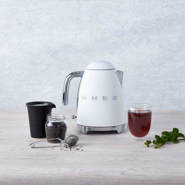 Smeg Retro Kettle, 1.7L - Matt White lifestyle