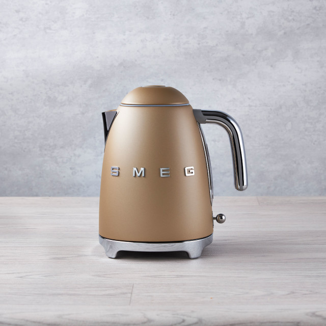 Smeg Retro Kettle, 1.7L - Matt Champagne front view