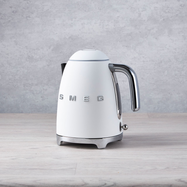 Smeg Retro Kettle, 1.7L - Matt White lifestyle angle