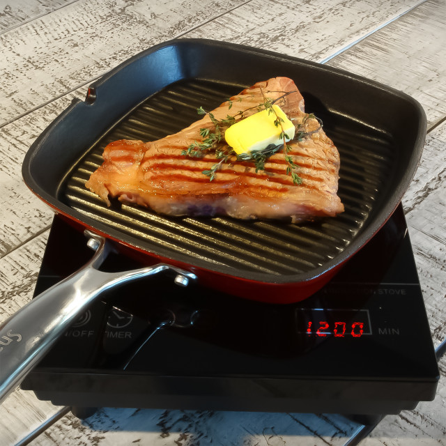 Snappy Chef Traveller 1200W Induction Cooker Plate with a pan and meat