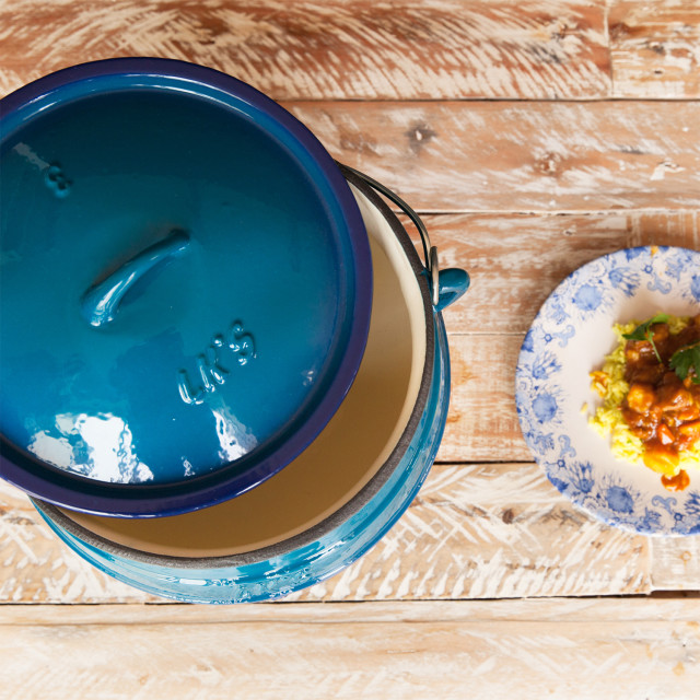 LK's Enamel Size 3 Potjie Pot - Blue top view with a plate of food