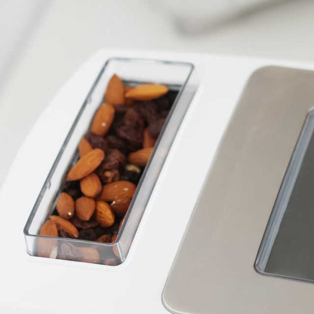 Taurus Pa Casola 850W Bread Maker detail of the nuts placement
