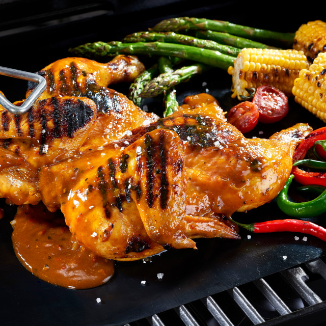 Mister Tjoppie Non-Stick Braai Sheet for Gas or Charcoal Grill with grilled chicken