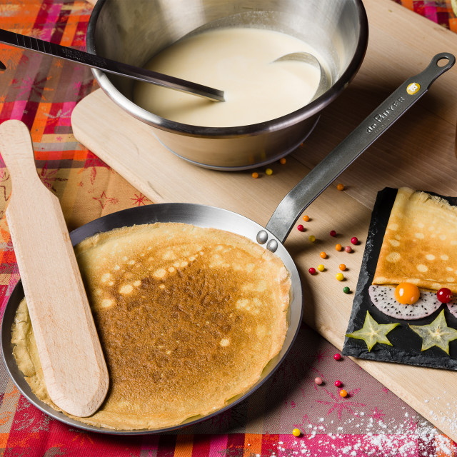 De Buyer Mineral B Crepe Pan, 24cm with pan cakes