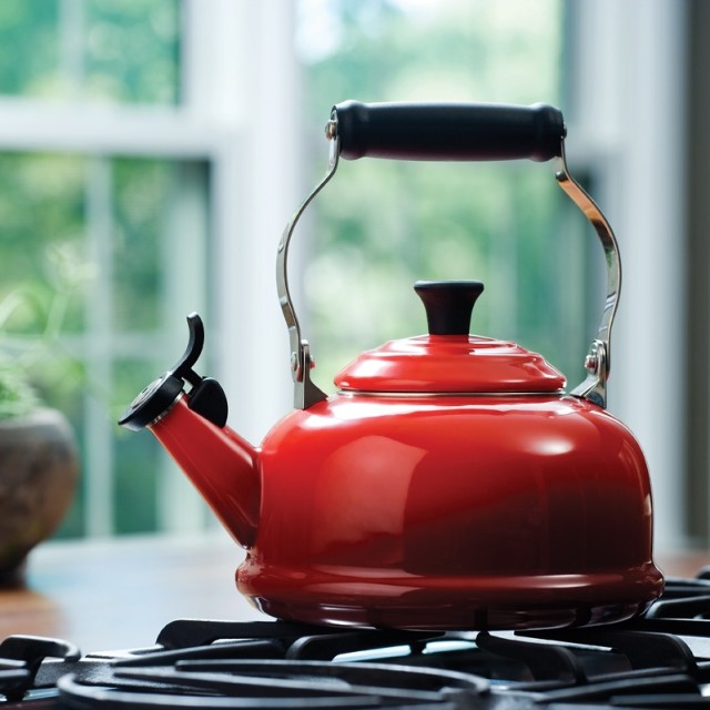 Le Creuset Whistling Stovetop Kettle, 1.6L