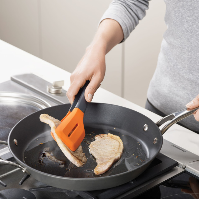 Joseph Joseph Turner Tongs being used in a pan flipping food