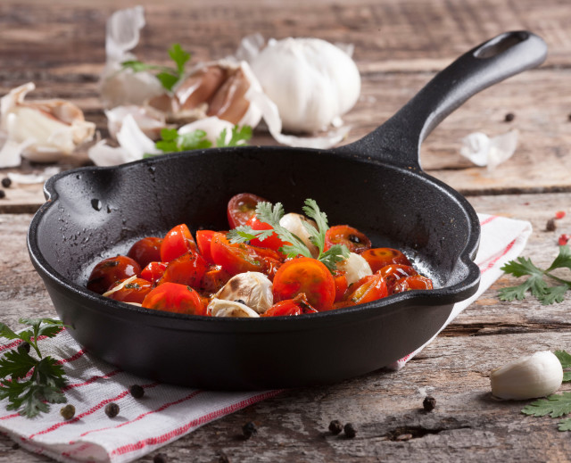 Victoria Seasoned Cast Iron Skillet