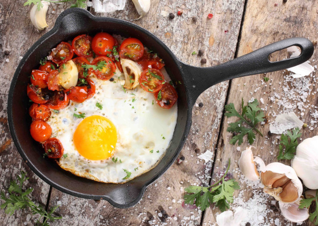 Victoria Seasoned Cast Iron Skillet
