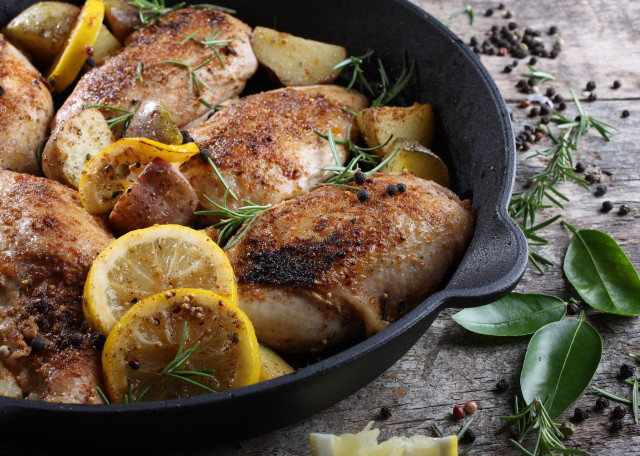 Victoria Seasoned Cast Iron Skillet