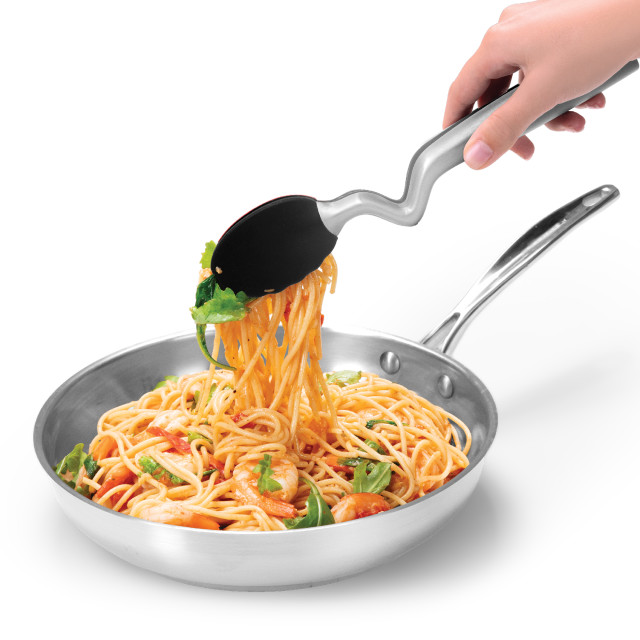 Dreamfarm Clongs Tongs - Black with a pan of spaghetti