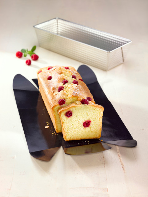 NoStik Reusable Cake Tin Liner, Rectangular with cake out of loaf tin