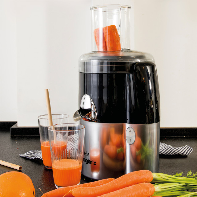 Magimix Juice Expert 3 Cold Press Centrifugal Juicer with carrot juice