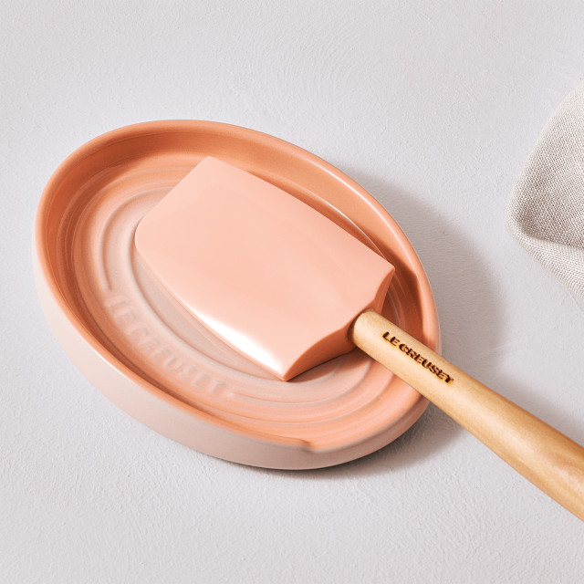 Le Creuset Peche Oval Spoon Rest, 16cm with a spatula