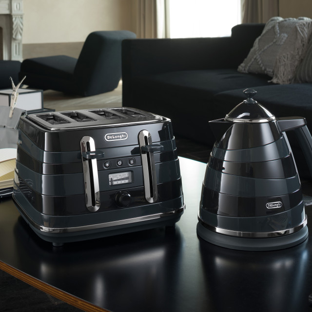 DeLonghi Avvolta Class 4-Slice Toaster, 1800W - Black with a kettle on the table