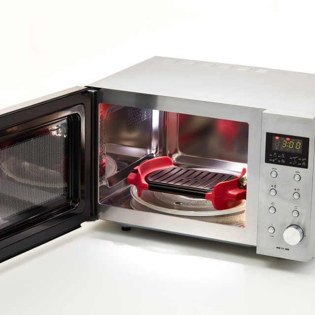 Lifestyle image of Lekue Silicone Microwave Grill