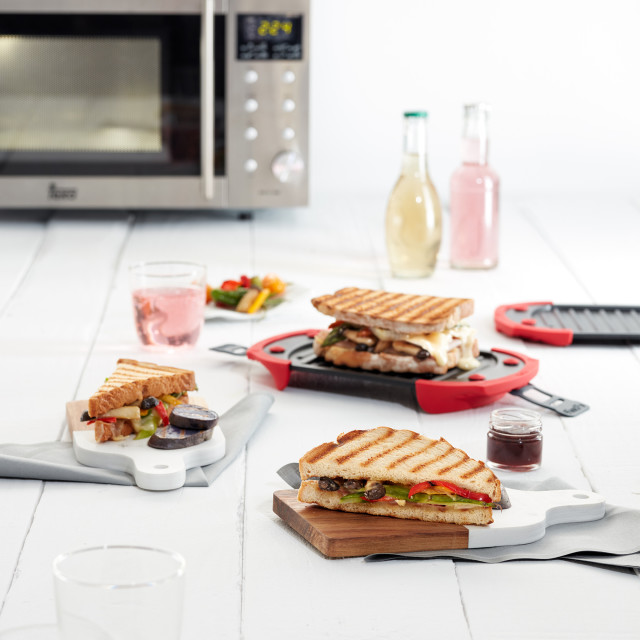 Lifestyle image of Lekue Silicone Microwave Grill