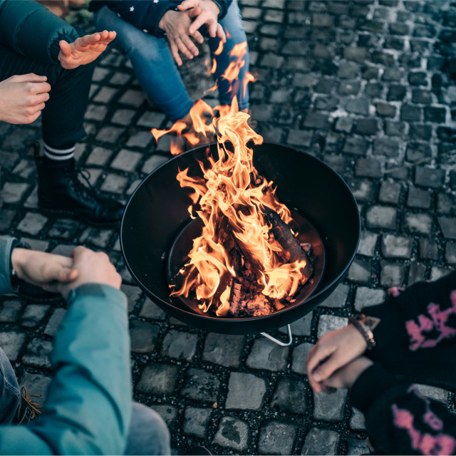 Hoefats Fire Bowl with Wire Base in use