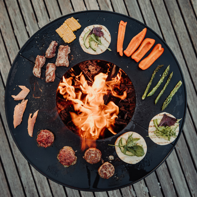 Hoefats Plancha for Fire Bowl in use