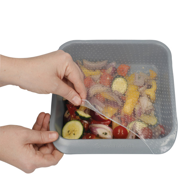 MasterClass 4 Piece Set of Assorted Silicone Stretch Lids in use