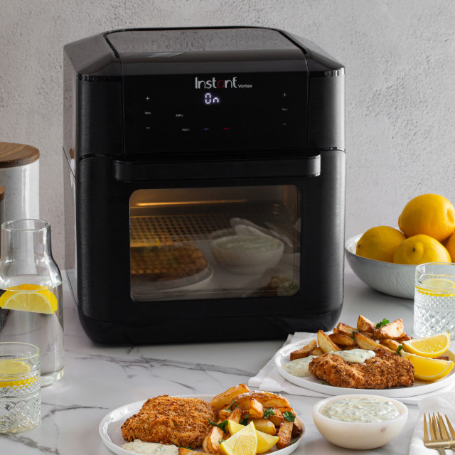 Instant Vortex 7-in-1 Airfryer Oven, 9.5L in use