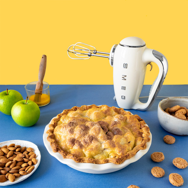 Smeg Retro Style Hand Mixer - Ice white in use 