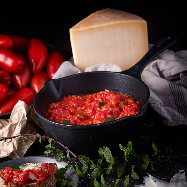 Victoria Enamelled Cast Iron Saucepan - 1.9L with tomato sauce