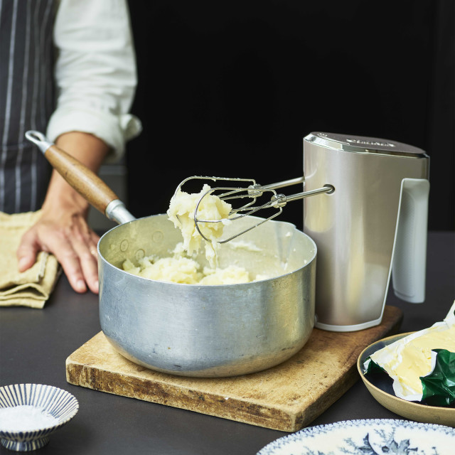 Cuisinart Cuisinart Cordless Hand Mixer in use