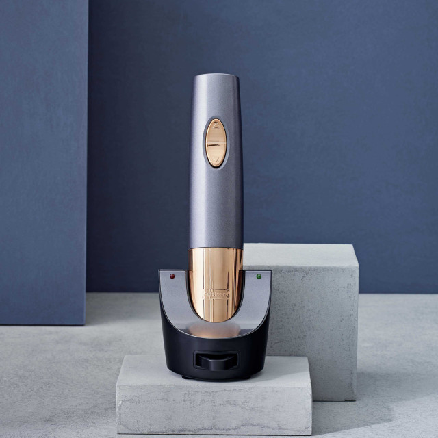 Cuisinart Cuisinart Automatic Wine Opener in use