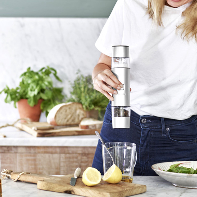 Cuisinart Cuisinart Seasoning Mill - Pearl Grey in use
