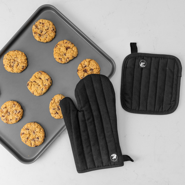 Sagenwolf Pot Holder, Black in use
