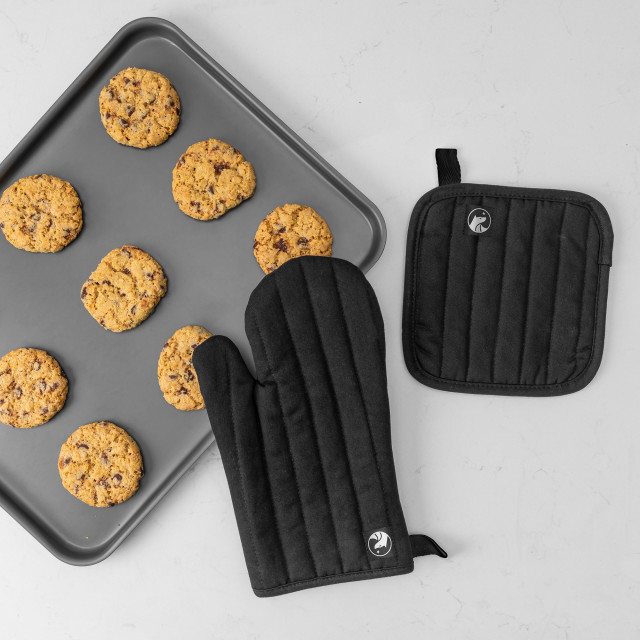 Sagenwolf Oven Glove, Black in use