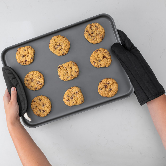 Sagenwolf Oven Glove, Black in use