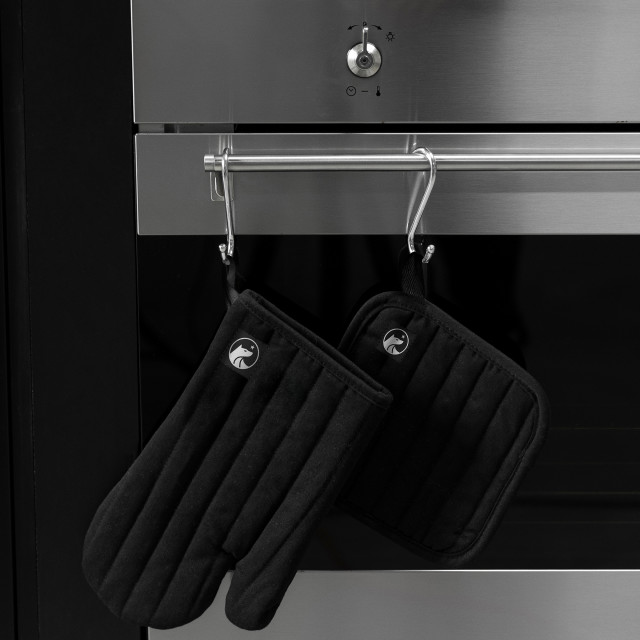 Sagenwolf Oven Glove, Black in use