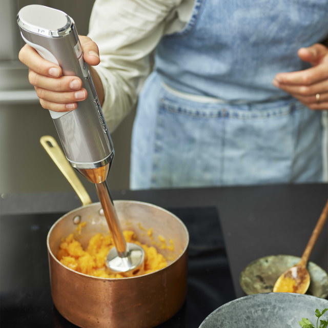 Cuisinart Cuisinart Cordless Stick Blender in use