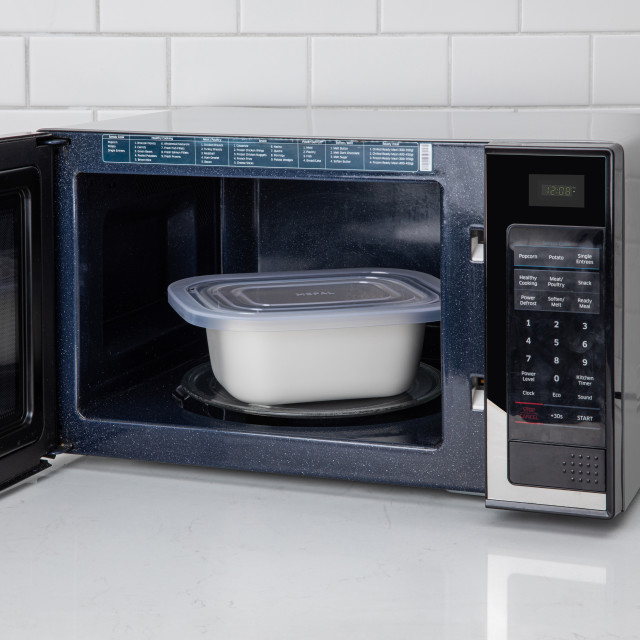 Lifestyle image of Mepal Rectangular Microwave Cover for Cirqula Containers