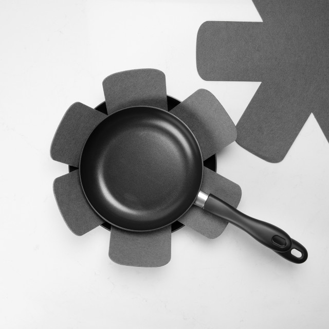 Sagenwolf Sagenwolf Pot & Pan Protectors, Set of 3 - Grey in use