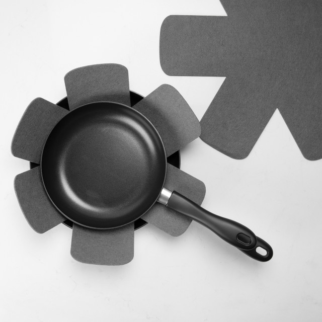 Sagenwolf Sagenwolf Pot & Pan Protectors, Set of 3 - Black in use 